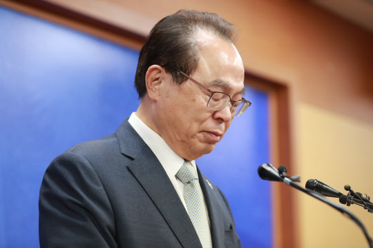 오거돈 부산시장이 23일 부산시청에서 열린 사퇴 기자회견에서 사퇴 의사를 밝히고 있다. 연합뉴스